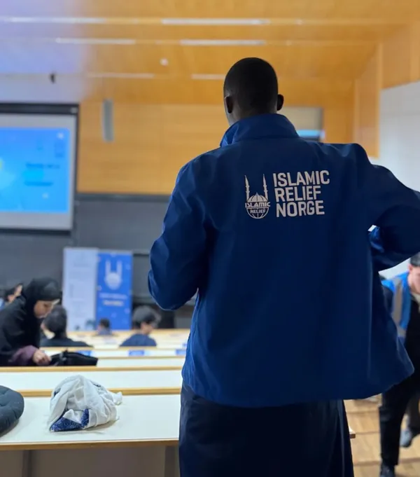 Saleem i Islamic Relief Norge-jakke